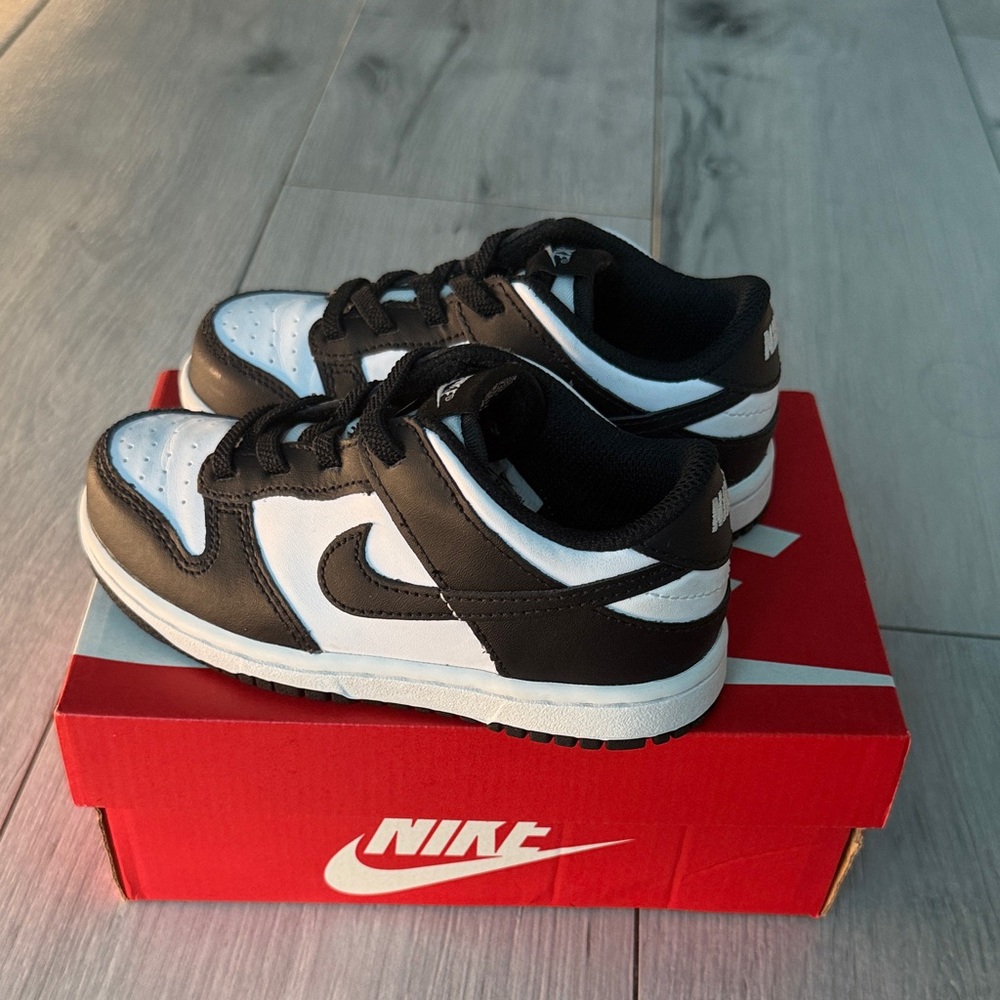 Nike NEVER BEEN WORN Kids Black and White Sneakers
